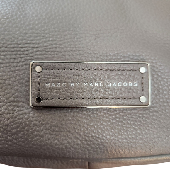 Marc By Marc Jacobs Light Gray Hobo Bag Pre-Loved - Picture 8 of 11